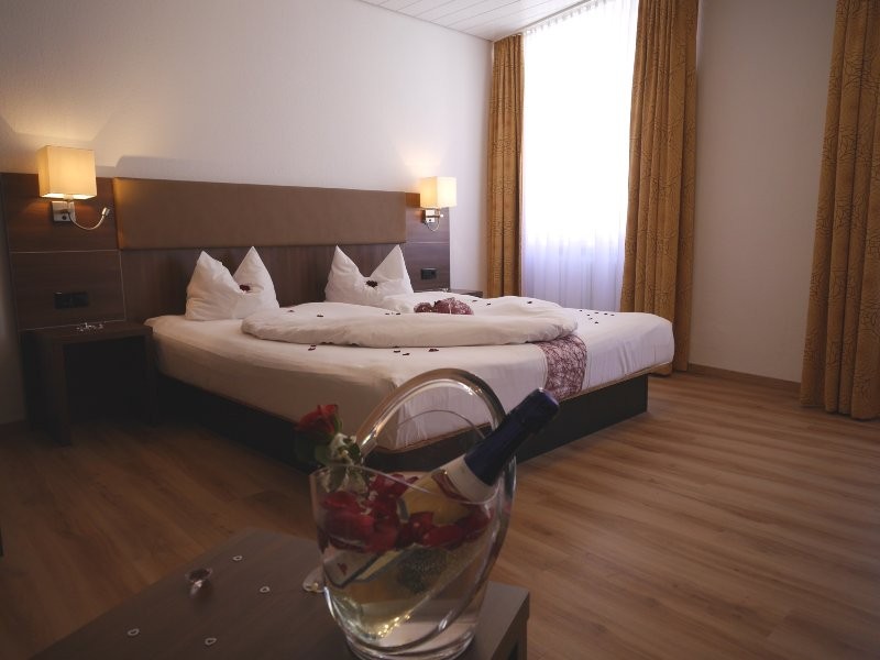 Hotel Romantica Blauer Hecht, Altstadt Dinkelsb&uuml;hl, G&auml;stehaus, Unterkunft, Zimmer, Hotelzimmer, Doppelzimmer, Doppelbett, Romantisch, Wellness